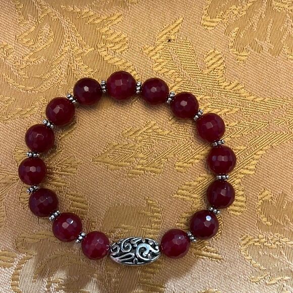 Handcrafted beaded bracelet with metal bead detail - Picture 1 of 3
